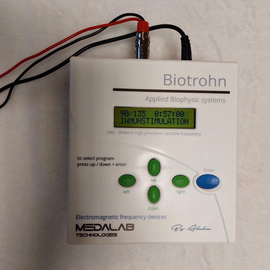 Nahaufnahme eines Biotrohn-Geräts mit Anzeige der Einstellungen, mit angeschlossenen Kabeln und sichtbaren Bedientasten.