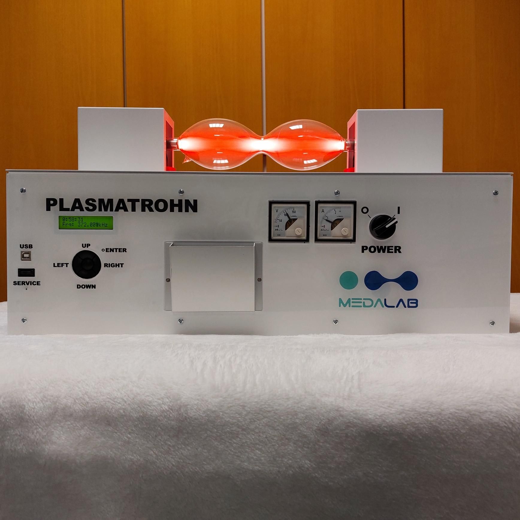 Frontplatte des Plasmatrohn-Geräts mit Tasten, Drehreglern und einem Netzschalter, beschriftet mit MEDLAB