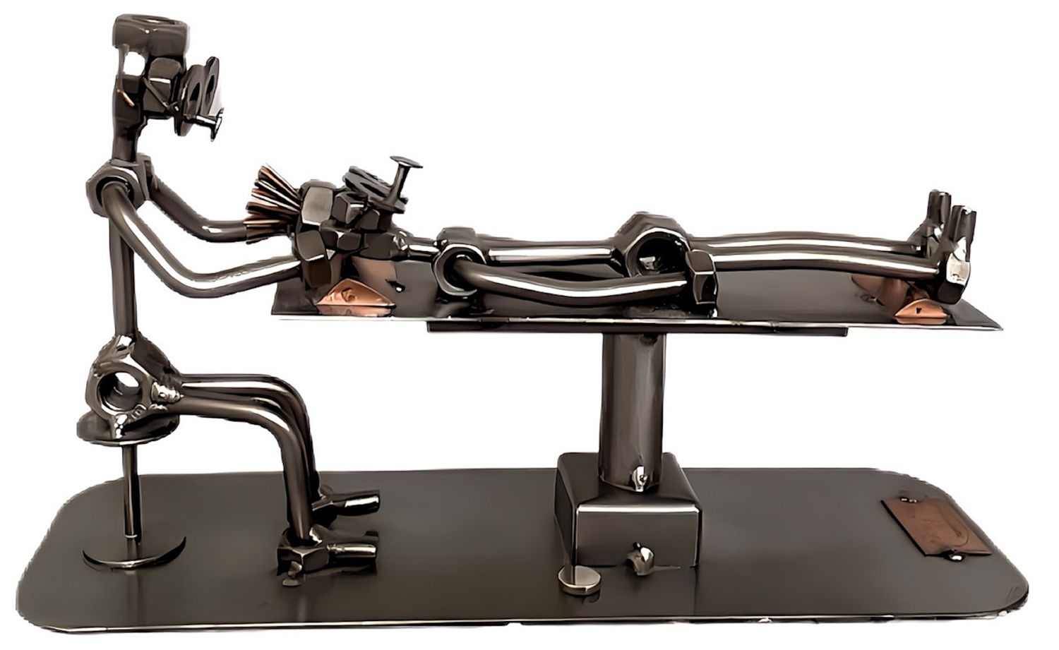 Metallfiguren bei dem ein Mensch eine osteopatische Behandlung hat.